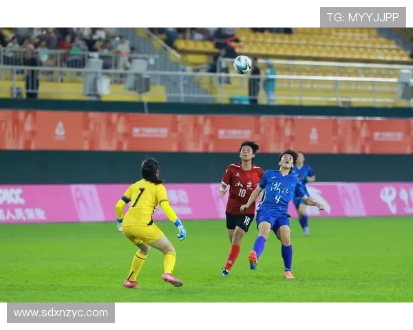 让足球明星的精彩瞬间吸引美女的目光与热情 让足球明星的精彩瞬间吸引美女的目光与热情